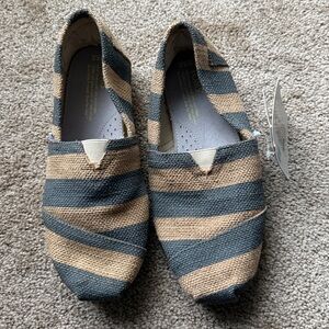 NWT Toms Shoes